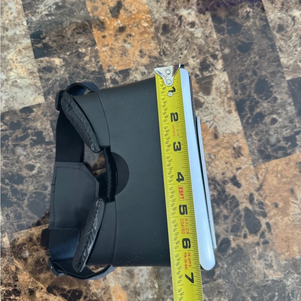 American Eagle #AEOSTYLE Mobile Phone Virtual Reality VR Headset b&w